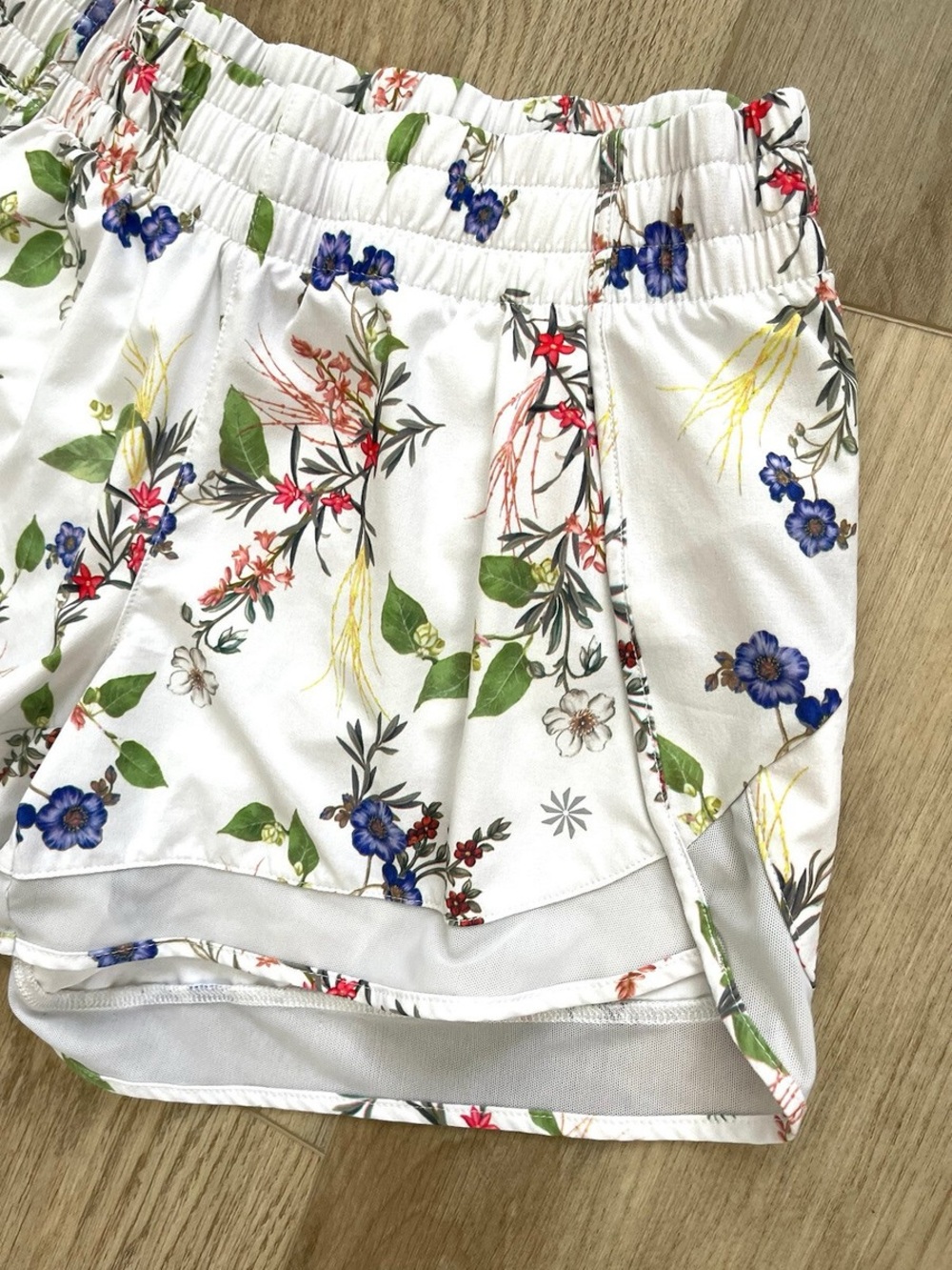 Women’s Athleta Printed Mesh Racer Run Shorts 4” (XS) - Picture 11 of 12